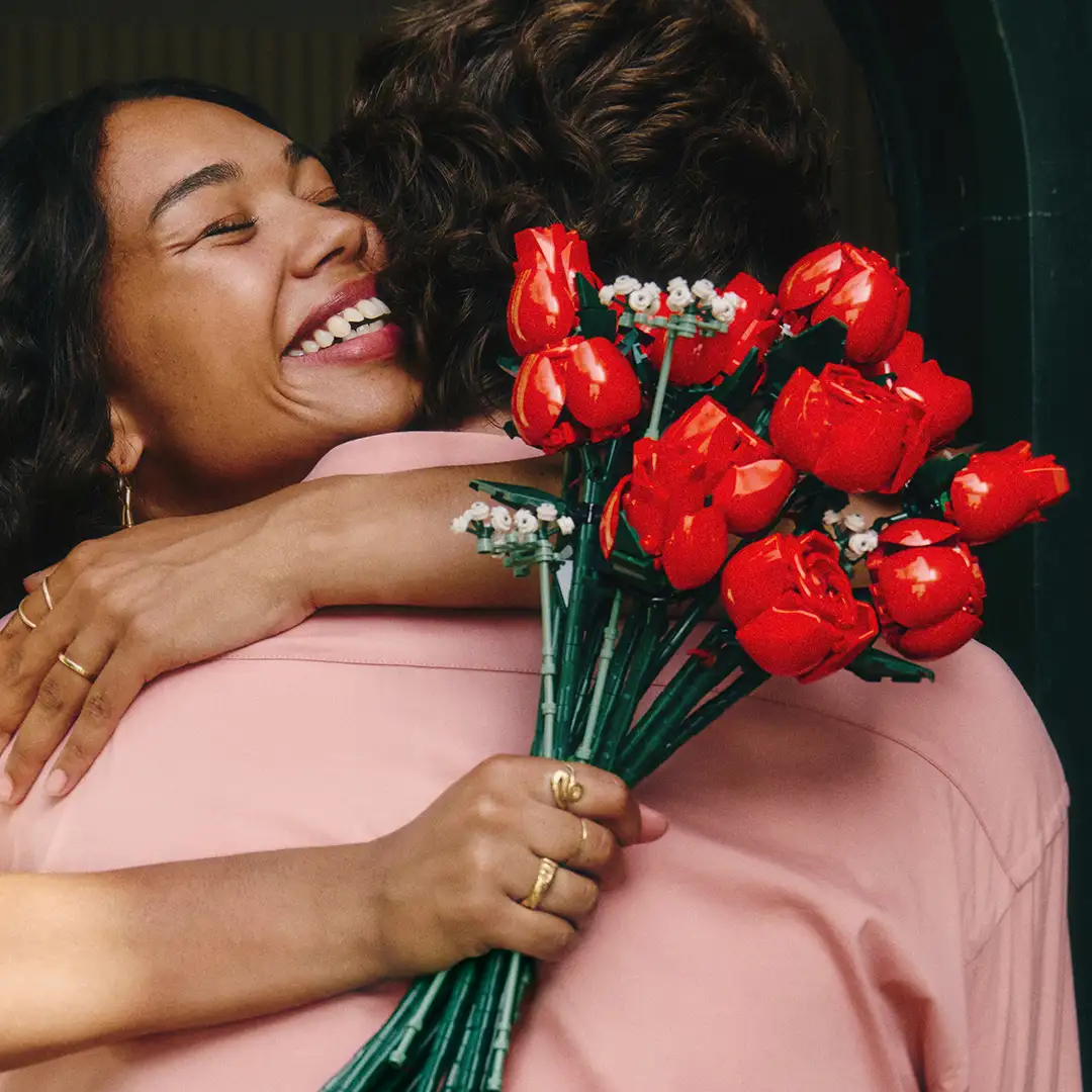 LEGO®️ Botanicals’tan Bu Sevgililer Günü’nde İkisi Bir Arada: Solmayan Güller ve O Mükemmel Buluşma!