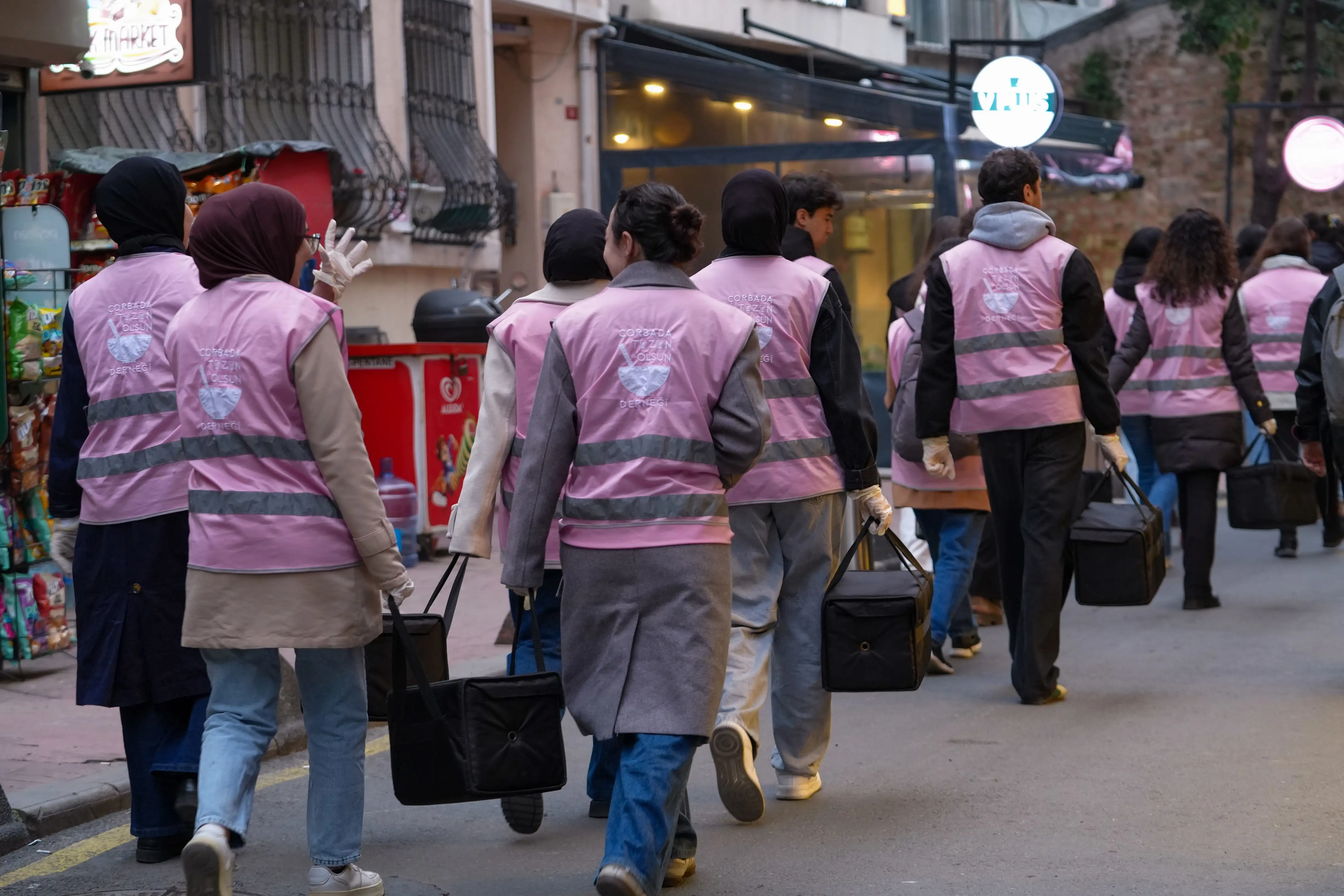 Amazon Türkiye Gönüllüleri, Ramazan’da Çorbada Tuzun Olsun Derneği’nin Yemek Dağıtımına Destek Verdi