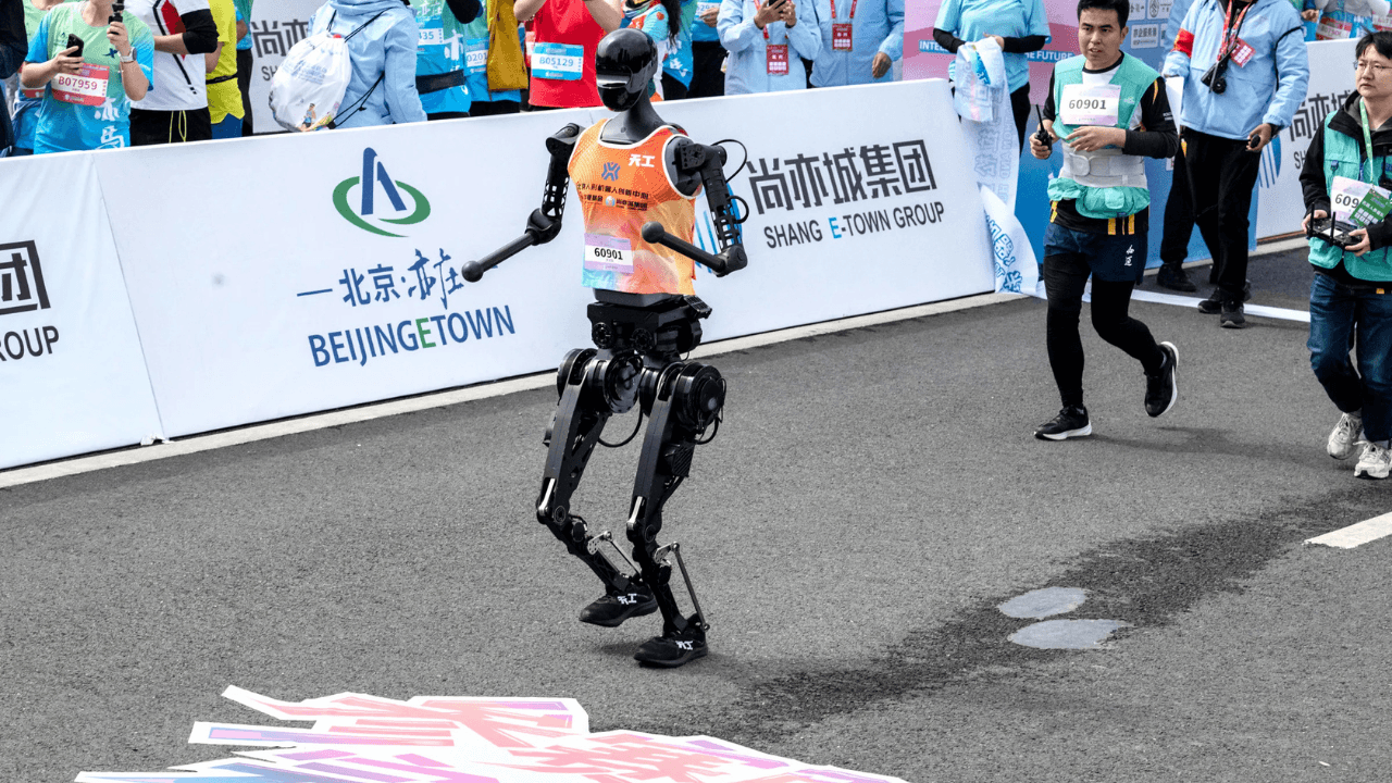 Çin’de Bir İlk: İnsansı Robotlar Yarı Maratonda Yarıştı